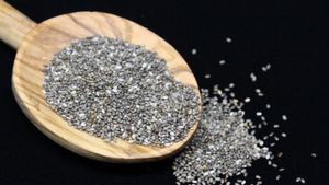 Chia Seeds: हैरान कर देंगे छोटे से इस बीज के फायदे, आज ही अपनी डाइट में करें शामिल