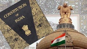 किसने लिखा संविधान, और किसने किया उसमें बार बार बदलाव?