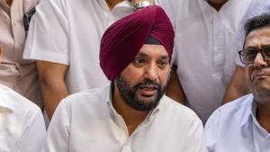 दिल्ली में अपनी ही बिछायी बिसात में फंस गयी कांग्रेस? 