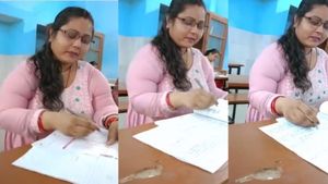 टीचर को चढ़ा रील बनाने का खुमार, कॉपी चेक करते हुए कर दी ये गलती और फिर... वायरल हुआ Video