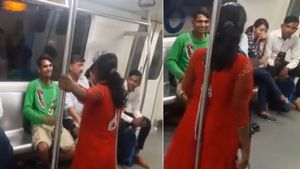 Delhi Metro में फिर घमासान! महिला ने दिखाई चप्पल तो शख्स ने जड़ दिया थप्पड़, सामने आया Video
