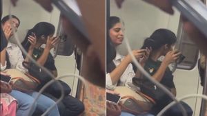 दिल्ली मेट्रो में फिर सीट को लेकर मचा बवाल, दो महिलाओं में हुई तीखी बहस का Video Viral