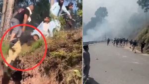 POK में जान बचाते दिखे पाक सेना के जवान, किसी ने फाड़े कपड़े तो किसी ने फोड़ा सिर, लहराया तिरंगा