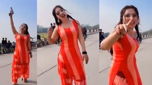 सरेआम कानून की धज्जियां उड़ाती दिखी लड़की, हाथ में बंदूक लिये की ऐसी हरकत... वायरल हुआ Video