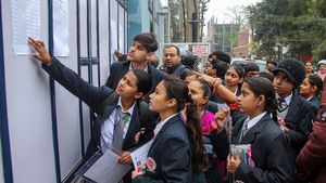 CBSE 12th Toppers 2024: सीबीएसई 12वीं में 24 हजार से ज्यादा छात्रों के 95% नंबर, जानें कौन सा जिला हुआ टॉप