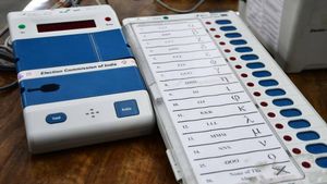 Fact Check:  क्या  कांग्रेस MLA ने EVM तोड़ी? Video वायरल, जानिए क्या है सच 