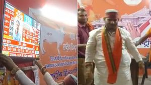 NDA को 400 सीटें नहीं मिलने पर फूट पड़ा नेताजी का गुस्सा, पहले फोड़ा टीवी और फिर लगा दी आग