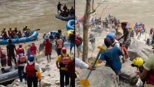 गर्मियों की छुट्टियों में ऋषिकेश घूमने आए लोगों की हुई पिटाई, राफ्टिंग के दौरान लड़ाई का वीडियो Viral
