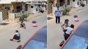 Viral Video: अचानक स्कूल वैन से एक-एक नीचे गिरी लड़कियां, जानें आखिर क्या है पूरा मामला