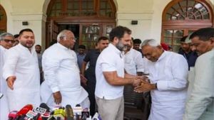 Fact Check: दिल्ली में नीतीश कुमार INDIA ब्लॉक की बैठक में हुए शामिल? जानिए मुलाकात की वायरल फोटो का सच