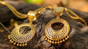 Gold-Silver Rate Today: सोने-चांदी के दाम में गिरावट, चेक करें आपके शहर में कैसा है आज गोल्ड-सिल्वर का भाव 
