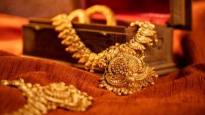 Gold-Silver Rate Today: सोना हुआ सस्ता, चांदी के भी घटे दाम, चेक कीजिए 18, 22 और 24 कैरेट गोल्ड का रेट