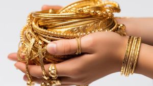 Gold-Silver Price Today: सोने की कीमत में गिरावट, चांदी भी फिसली.. चेक करें गोल्ड-सिल्वर के ताजा दाम 
