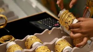 Gold-Silver Price Today: शादियों के सीजन की शुरुआत के साथ, सोने-चांदी के भाव में तेजी, चेक करें आज का रेट 