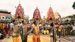 Jagannath Chalisa in Hindi: आज से रथयात्रा प्रारंभ, घर पर जरूर करें जगन्नाथ चालीसा का पाठ, संवर जाएगा जीवन 