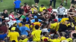 Copa America 2024 में हो गया बड़ा बवाल, उरुग्वे के स्टार ने फैंस पर बरसाए घूंसे, Video देख उड़ जाएंगे होश!