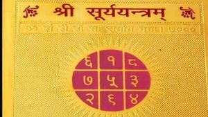  Surya Yantra: सूर्य की पीड़ा दूर करता है सूर्य यंत्र, जानिए इसके चमत्कारिक फायदे