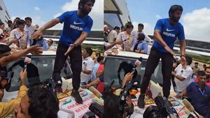 Video: विनेश के स्वागत में भूल गए 'तिरंगे' का सम्मान! बजरंग पुनिया ने राष्ट्रीय ध्वज पर खड़े होकर किया अपमान
