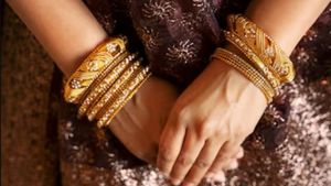Gold-Silver Rate Today: सोने-चांदी के दाम में आई गिरावट, खरीददारी से पहले चेक करें आज के ताजा भाव