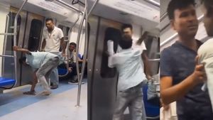 दिल्ली मेट्रो में फिर हुआ बवाल! अचानक शख्स ने यात्री पर की चप्पलों की बरसात, सामने आया Video