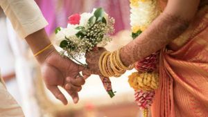 कपल ने शादी के कार्ड में छपवाई पर्सनल बातें,  मेहमानों के लिए कुछ ऐसा लिखवाया कि रिश्‍तेदार बोले ना बाबा ना!