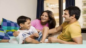 Parenting Tips: बच्चों की जिद और गुस्से को ऐसे करें हैंडल, अपनाएं ये 7 आसान पैरेंटिंग टिप्स