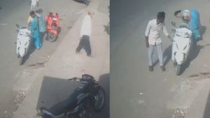 On Camera: वड़ा पाव खाने के लिए रुका दंपत्ति, शातिर चोर ने आंख के सामने से उड़ाए 5 लाख के आभूषण! 