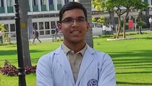 NEET में AIR 14 से पहले 10वीं-12वीं में भी किया कमाल, ICSE बोर्ड में पाए 99% मार्क्स, पढ़िए शशांक की कहानी