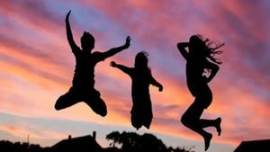 Happy Friendship Day : 'अंधेरों में साथ हमारे हैं', इन दिल छू लेने वाली लाइनों से भरे दोस्ती में प्यार के रंग 