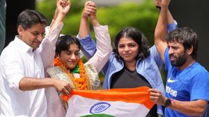 विनेश फोगाट ने भारत आकर क्या कहा? साक्षी मलिक ने केंद्र सरकार को लेकर किया बड़ा खुलासा