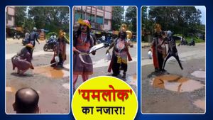 कर्नाटक की सड़क पर खुला 'यमलोक' का दरवाजा! जंपिंग-जपाक-जंपक-जंपक करते दिखे 'यमराज' और 'चित्रगुप्त'-VIDEO