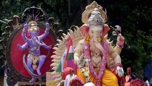 Ganesh Chaturthi 2024  Mantra: गणेश चतुर्थी पर करें बप्पा के इन मंत्रों का जाप, बन जाएंगे धनवान 