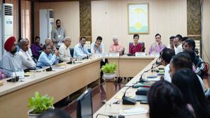 'हर जरूरतमंद तक सुविधाएं पहुंचे', आतिशी ने मंत्रियों और अधिकारियों के साथ की पहली बैठक