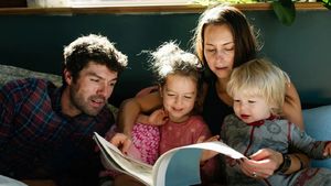 Parenting Tips: क्या है हेलीकॉप्टर पैरेंटिंग? आपके बच्चों पर ऐसे करता है असर
