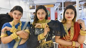 Gold Rate Today: धनतेरस पर महंगा हुआ सोना, चांदी में भी उछाल, चेक करें लेटेस्ट गोल्ड-सिल्वर रेट