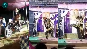 रावण ने बाइक से ली स्टेज पर एंट्री, सिद्धू मूसेवाला के गाने पर किया भांगड़ा, वायरल हुआ VIDEO
