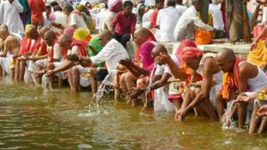 Sarva Pitru Amavasya 2024: आज है गजच्छाया योग, इस दिन किया तर्पण तो 12 साल तृप्त रहेंगे पितृ