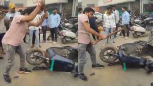 सवा लाख की स्कूटी, सर्विस सेंटर ने भेजा 9 लाख का बिल, गुस्साए मालिक ने शोरूम के बाहर बरसाए हथौड़े, देखें Video