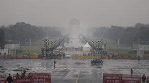 Weather News: पहाड़ों पर बर्फबारी ने बढ़ाई ठंड, दिल्ली से लेकर UP तक कोहरे का असर, जानें आज का मौसम? 