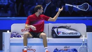 Australian Open: लाइव मैच में डेनियल मेदवेदेव ने जमकर मचाया बवाल, गुस्से में नेट कैमरा और रैकेट तोड़ा; Video