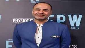 पाकिस्तानी फैशन डिजाइनर पर भड़के सोशल मीडिया यूजर्स, कहा-'भारत क्यों नहीं चले जाते'