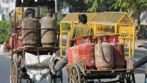 Budget 2025: इस बजट में क्या सस्ता हो सकता है गैस सिलेंडर? किसानों-महिलाओं पर भी टिकी नजरें 