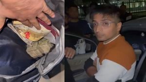 Delhi Election: मतदान से पहले कैश जप्त, 5 लाख कैश के साथ पकड़ा गया CM आतिशी के ऑफिस का कर्मचारी 