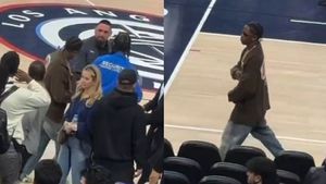 Video: मशहूर रैपर Travis Scott के साथ Lakers vs Clippers मैच के दौरान बदसलूकी, जमकर वायरल हो रहा वीडियो
