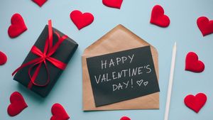 Valentine Day 2025: 14 फरवरी को मनाया जा रहा है 'वैलेंटाइन डे', पार्टनर को भेजें ये प्यारभरे मैसेजेस