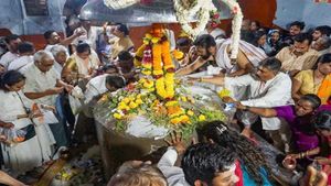 Phalguna Amavasya 2025:  फाल्गुन अमावस्या आज, नवग्रह दोष दूर करने का श्रेष्ठ दिन