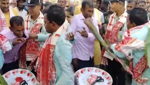 Asam MLA Viral Video: लाल की जगह गुलाबी रिबन देख भड़के विधायक, कर्मचारी को केले के तने से पीटा, देखें VIDEO