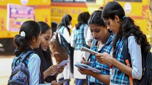Bihar Board 10th Result 2025: 10वीं का रिजल्ट घोषित, 82.11% स्टूडेंट पास, टॉपर को मिले कितने नंबर? 