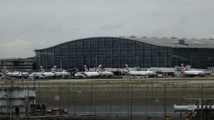 लंदन के Heathrow Airport पर क्या हुआ? 1400 उड़ानें प्रभावित, एयर इंडिया ने जारी किया हेल्पलाइन नंबर