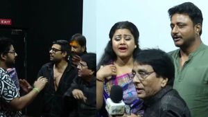 मुंबई में 'लक्ष्मीनिया' के प्रीमियर के दौरान हंगामा, अभिनेत्री तनुश्री और निर्देशक के साथ की बदसलूकी 